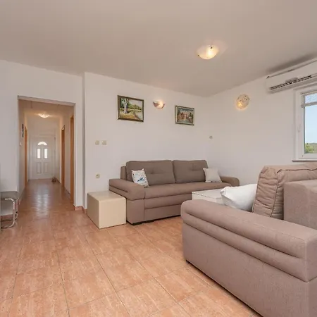 Apartamento Stunning In Ugrinic With Wifi