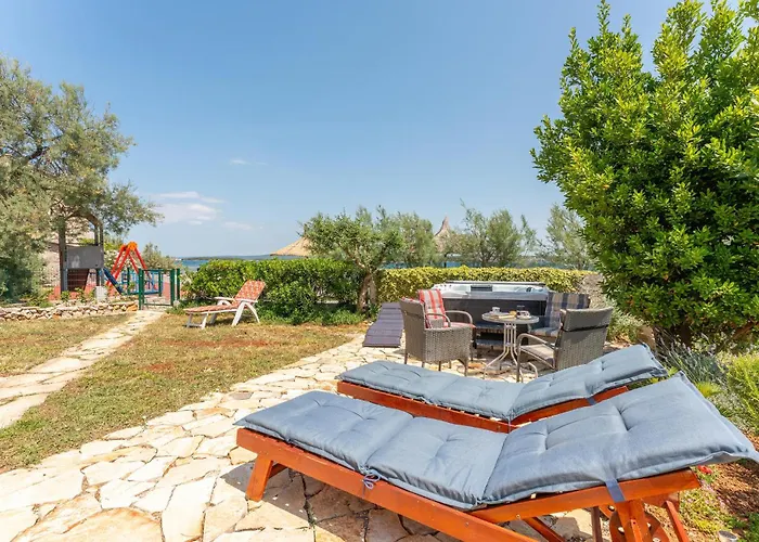 アパート 3 Bedroom Cozy In Ugrinic Ugrinići