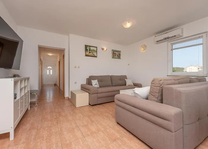 アパート 3 Bedroom Cozy In Ugrinic