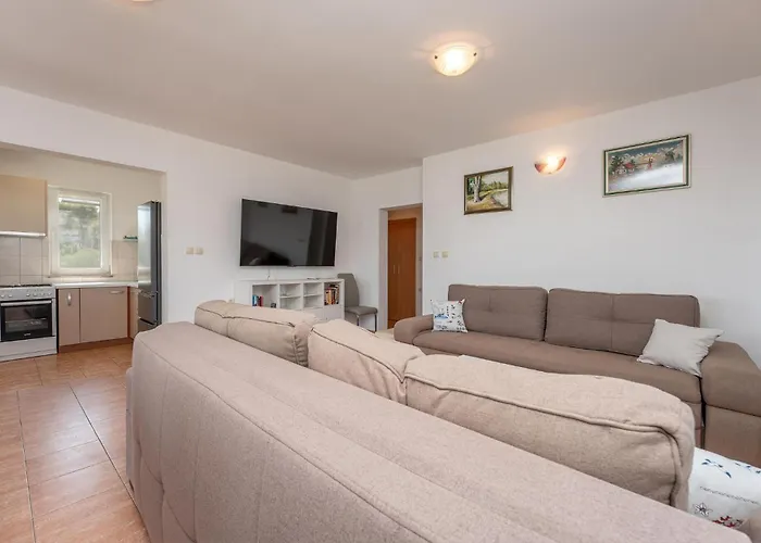 アパート 3 Bedroom Cozy In Ugrinic Ugrinići