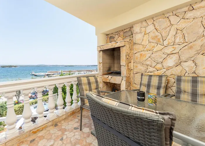 アパート 3 Bedroom Cozy In Ugrinic Ugrinići