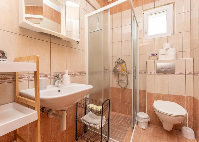 3 Bedroom Cozy In Ugrinic *