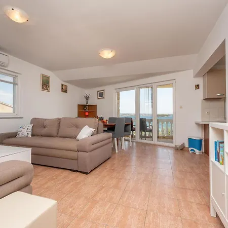 Apartment Stunning In Ugrinic With Wifi Ugrinici
