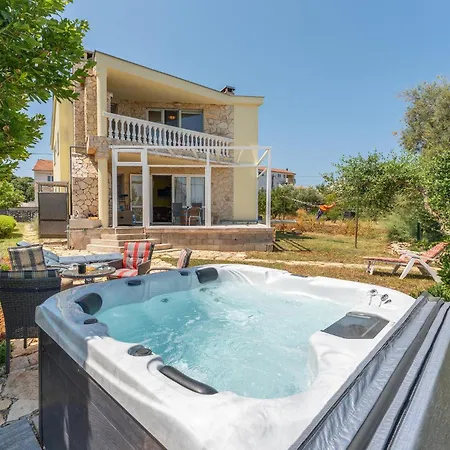 Stunning In Ugrinic With Wifi Apartment *