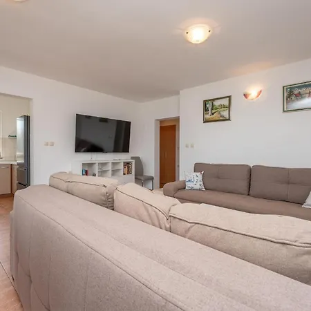 Apartment Stunning In Ugrinic With Wifi Ugrinici